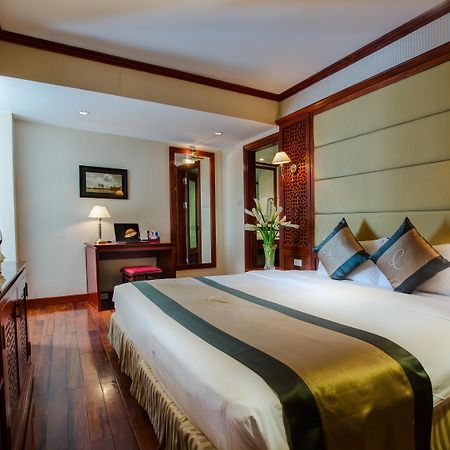Conifer Boutique Hotel Hanoi Buitenkant foto