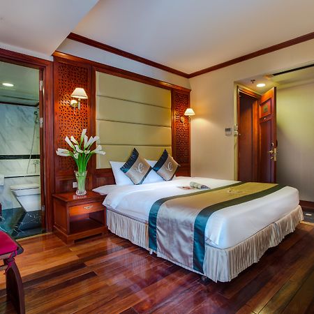 Conifer Boutique Hotel Hanoi Buitenkant foto
