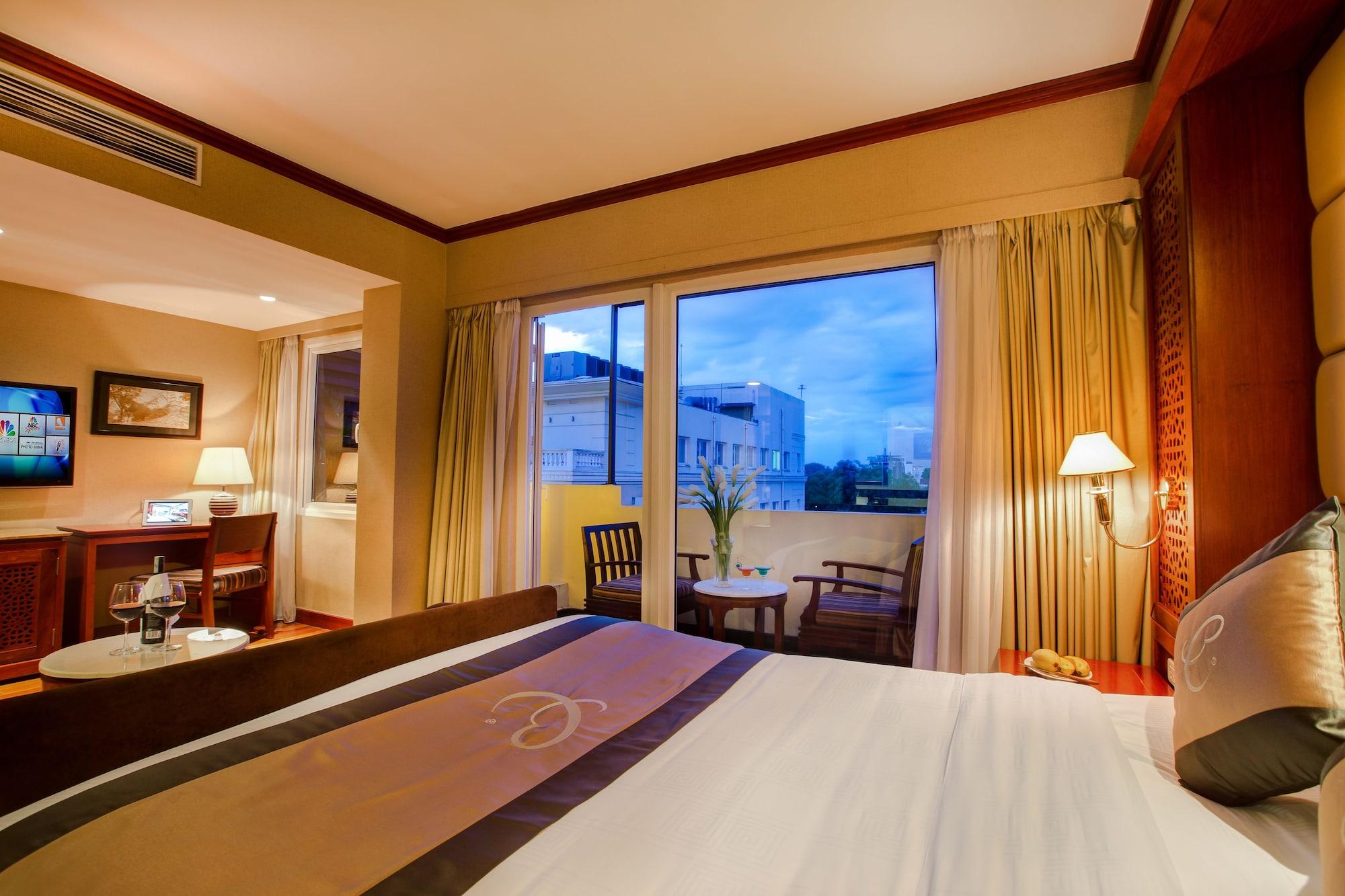 Conifer Boutique Hotel Hanoi Buitenkant foto