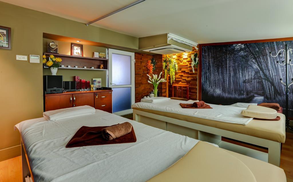 Conifer Boutique Hotel Hanoi Buitenkant foto