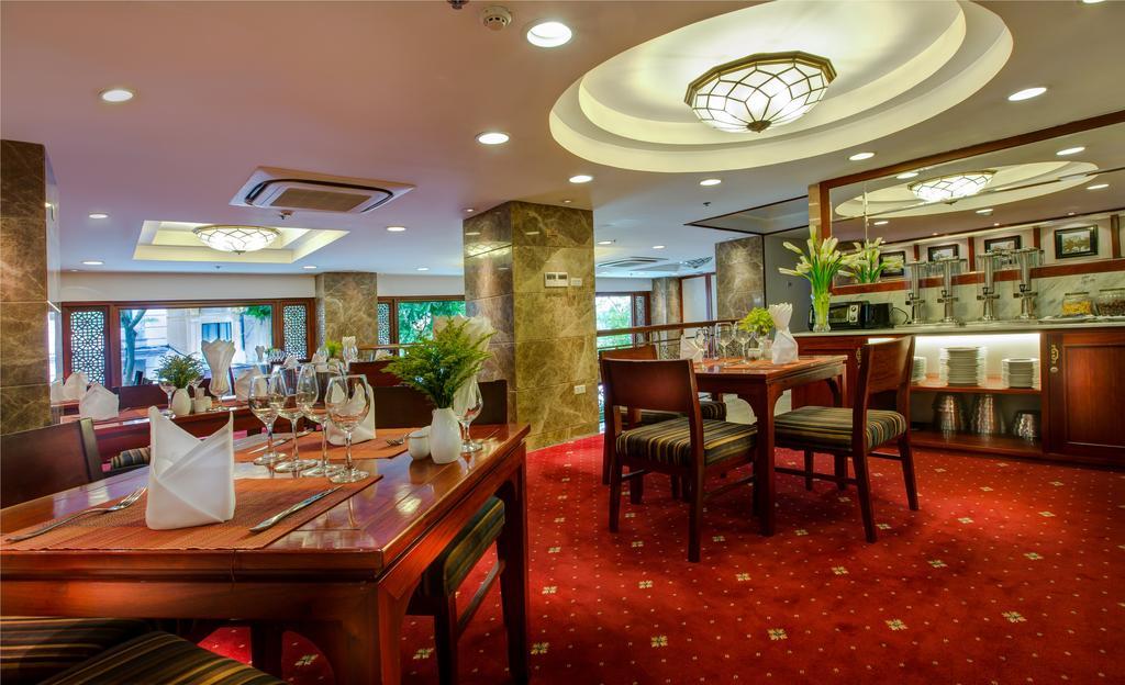 Conifer Boutique Hotel Hanoi Buitenkant foto