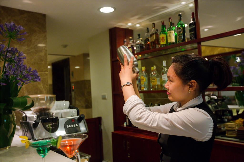 Conifer Boutique Hotel Hanoi Buitenkant foto