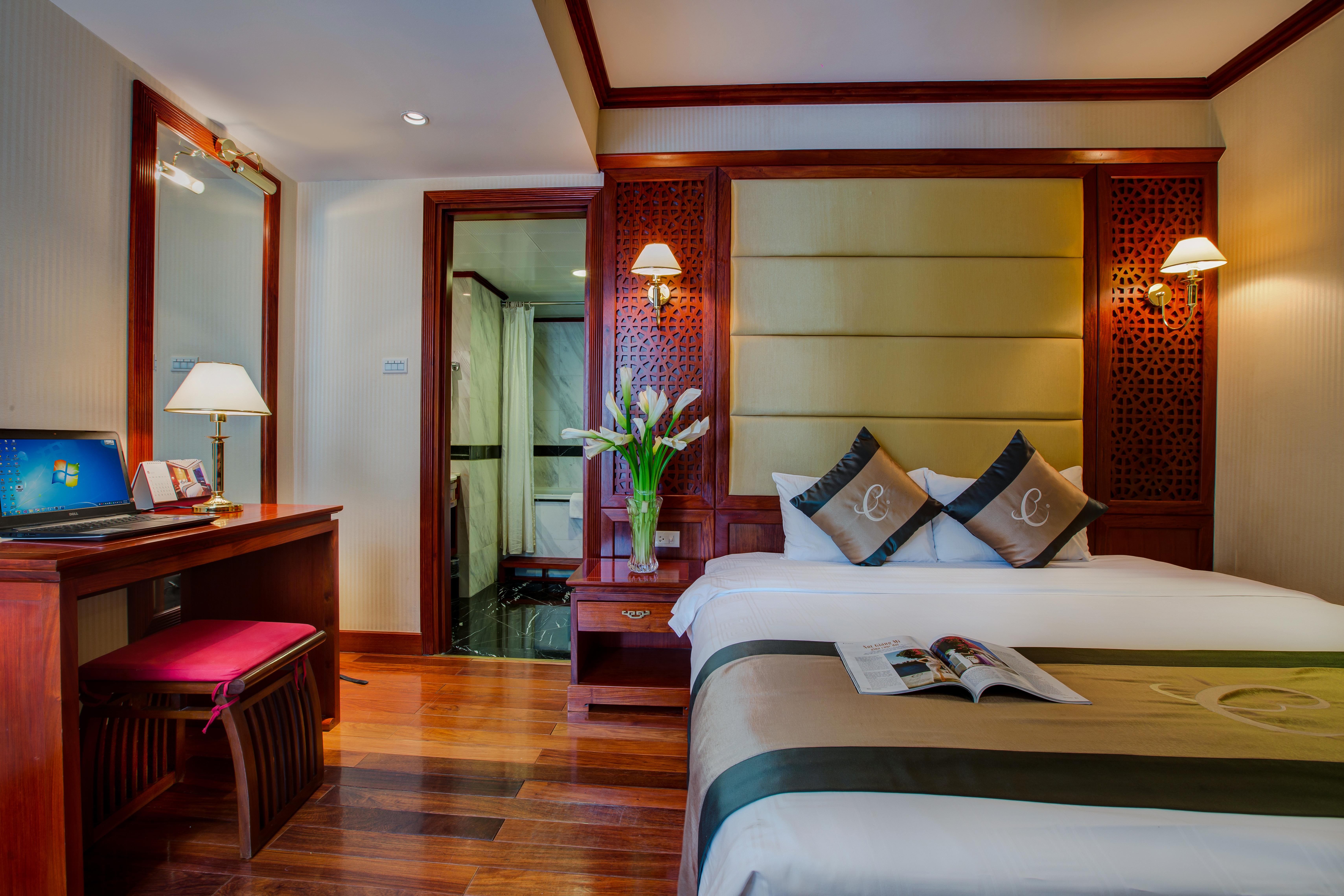 Conifer Boutique Hotel Hanoi Buitenkant foto
