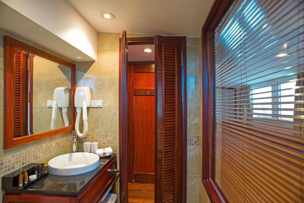 Conifer Boutique Hotel Hanoi Buitenkant foto
