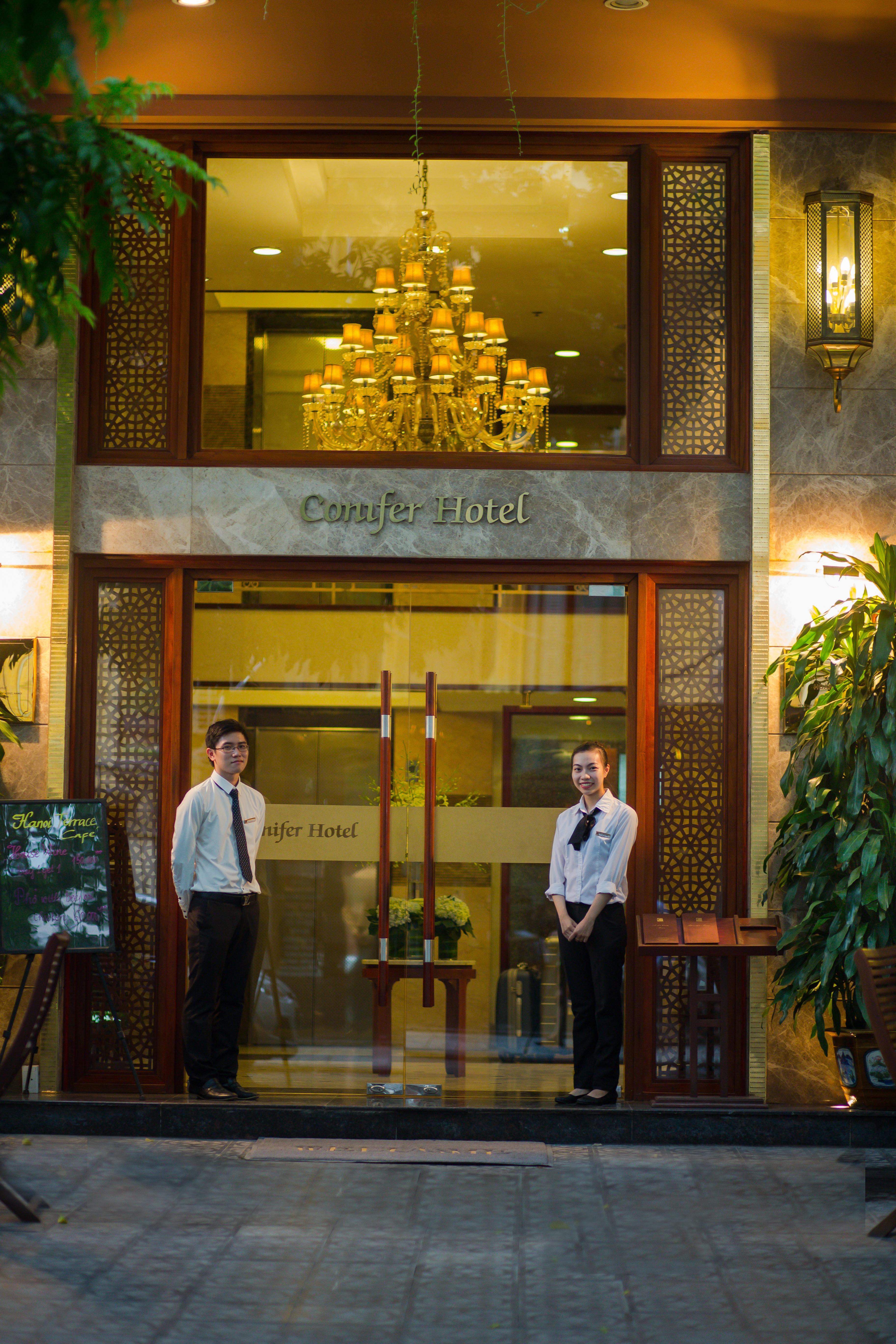 Conifer Boutique Hotel Hanoi Buitenkant foto