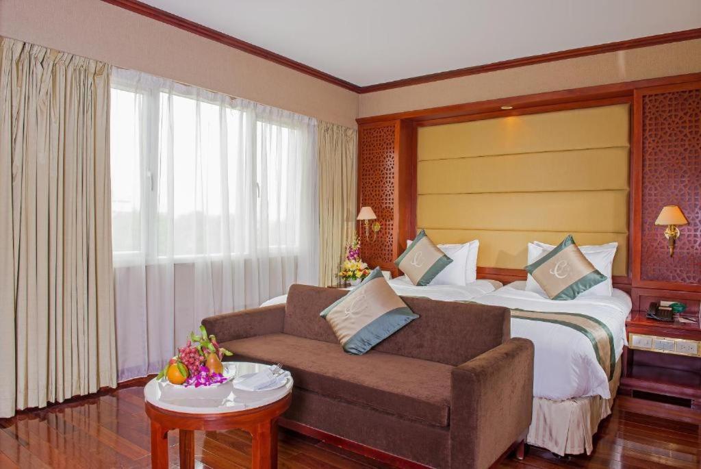 Conifer Boutique Hotel Hanoi Buitenkant foto
