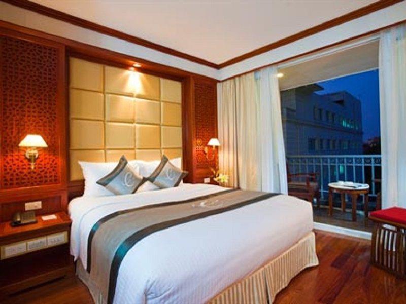 Conifer Boutique Hotel Hanoi Buitenkant foto