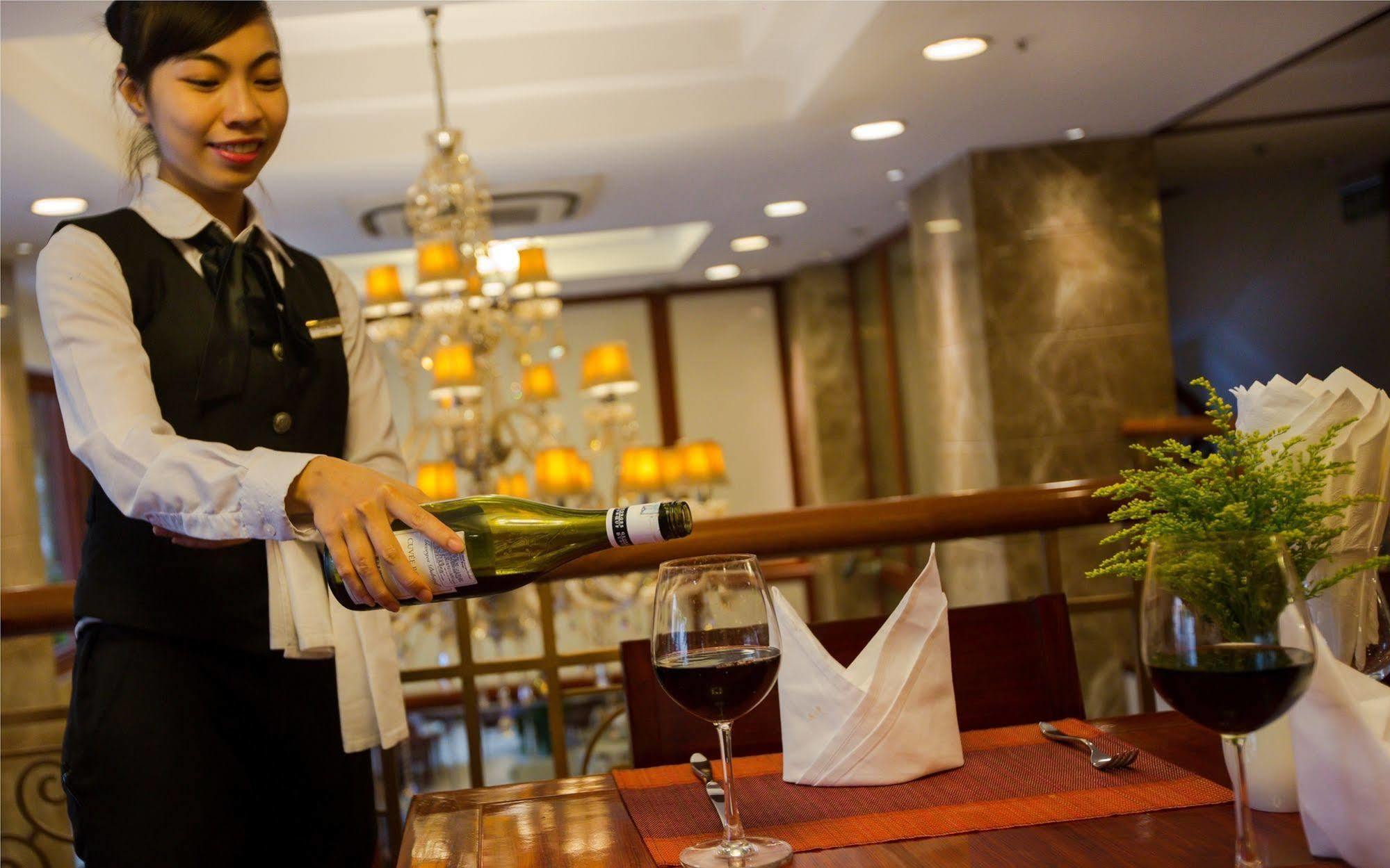 Conifer Boutique Hotel Hanoi Buitenkant foto