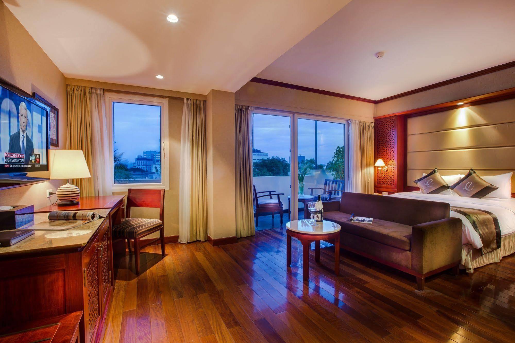 Conifer Boutique Hotel Hanoi Buitenkant foto