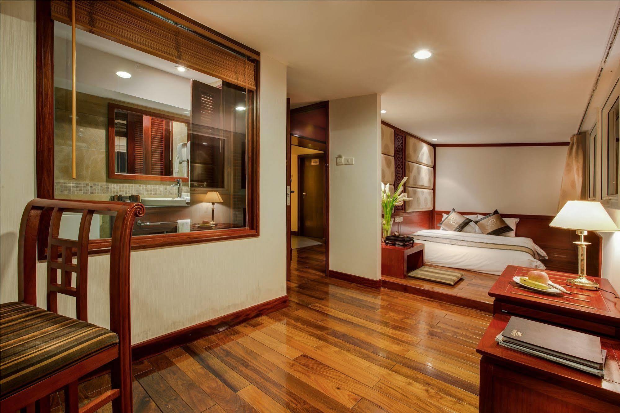 Conifer Boutique Hotel Hanoi Buitenkant foto