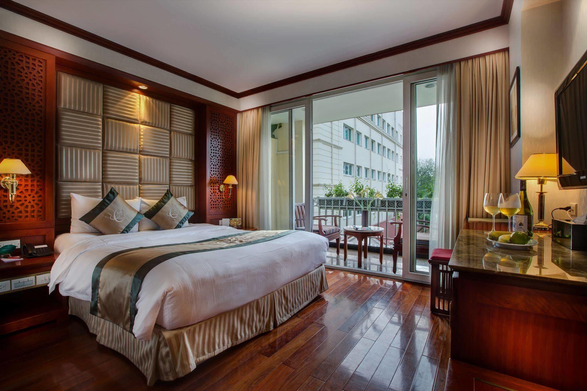 Conifer Boutique Hotel Hanoi Buitenkant foto